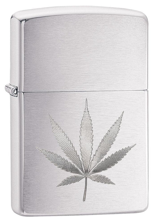 Vue de face 3/4 briquet Zippo chrome brossé feuille de chanvre gravée