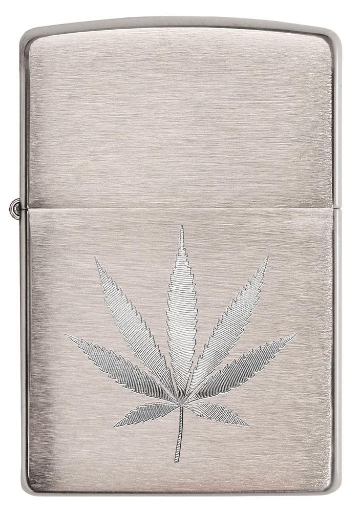 Vue de face briquet Zippo chrome brossé feuille de chanvre gravée