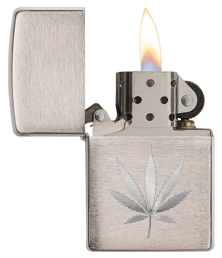 Briquet Zippo chrome brossé feuille de chanvre gravée, ouvert avec flamme