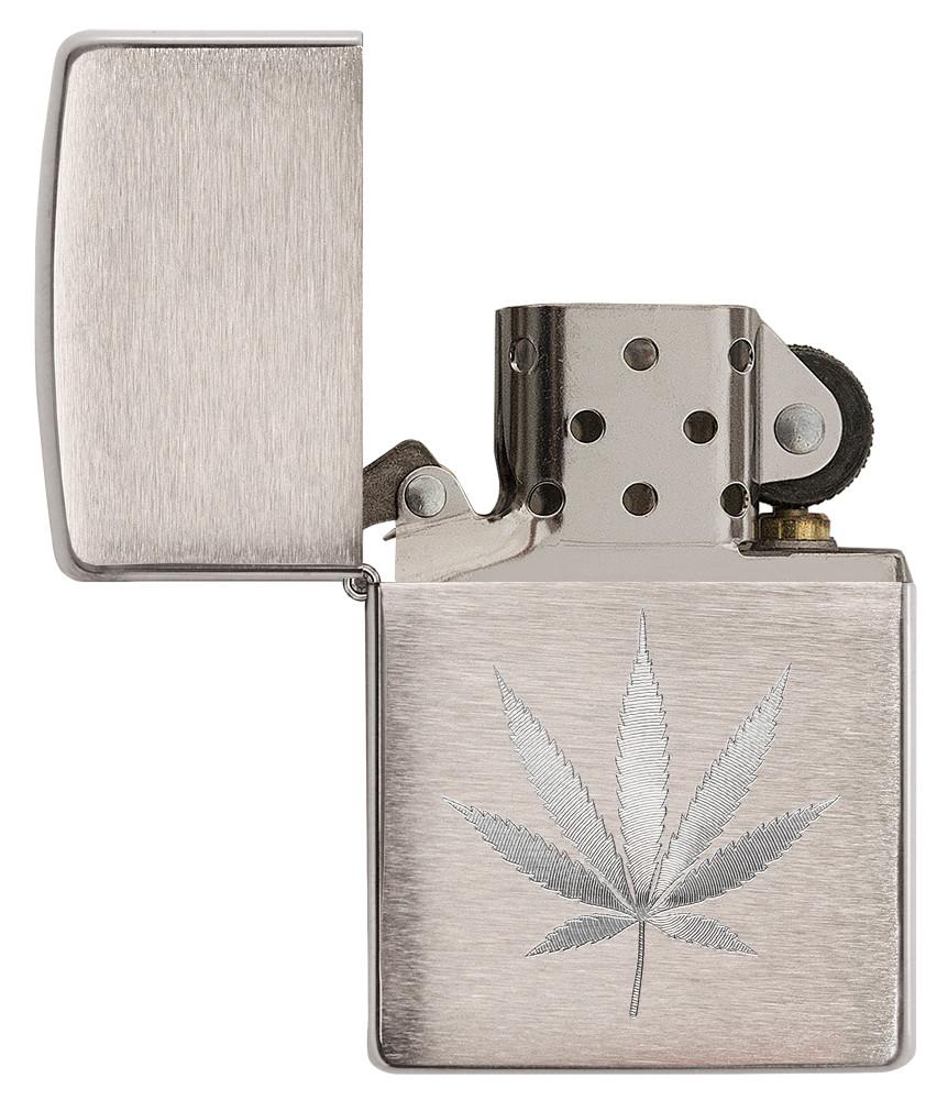 Briquet Zippo chrome brossé feuille de chanvre gravée, ouvert