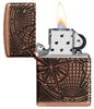 Vue de face briquet Zippo Armor Antique Copper Multi Cut avec gravure carte du monde, ouvert avec flamme