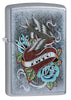 Vue de face 3/4 briquet Zippo chromé style tatouage avec cœur, hirondelle et bannière Zippo