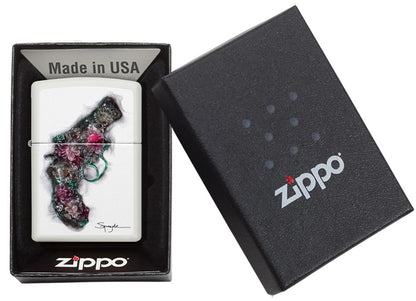  Briquet Zippo blanc avec pistolet de Spazuk, dans une boîte ouverte