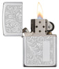 Vue de face briquet Zippo High Polish Chrome avec motif vénitien et plaque à graver, ouvert avec flamme