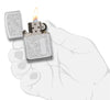 Vue de face briquet Zippo High Polish Chrome avec motif vénitien et plaque à graver, ouvert avec flamme dans une main stylisée