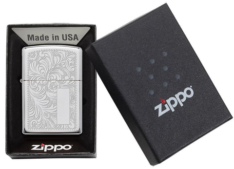 Vue de face briquet Zippo High Polish Chrome avec motif vénitien et plaque à graver, dans une boîte cadeau ouverte