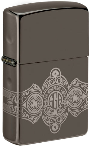 Vista frontal del encendedor Zippo ¾ Angle Black Ice® con grabado de 360° de las llamas y el logotipo de Zippo en el diseño de la banda del cigarro 