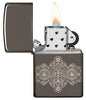Vista frontal del encendedor Zippo Black Ice® abierto y encendido con un grabado de 360° de las llamas y el logotipo de Zippo en un diseño de banda de cigarro
