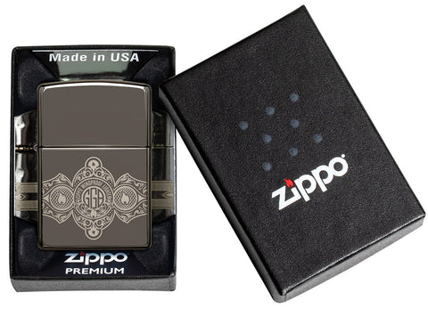 Encendedor Zippo Black Ice® abierto y encendido con grabado de 360° de las llamas y el logotipo de Zippo en diseño de banda de cigarro en caja de regalo abierta
