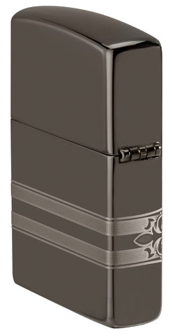 Encendedor Zippo con vista lateral Black Ice® con grabado de 360° de las llamas y el logotipo de Zippo en diseño de banda de cigarro