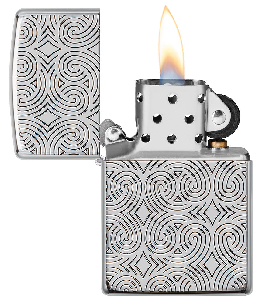 Vista frontal del encendedor Zippo Armor® cromado brillante abierto y encendido con líneas profundamente grabadas