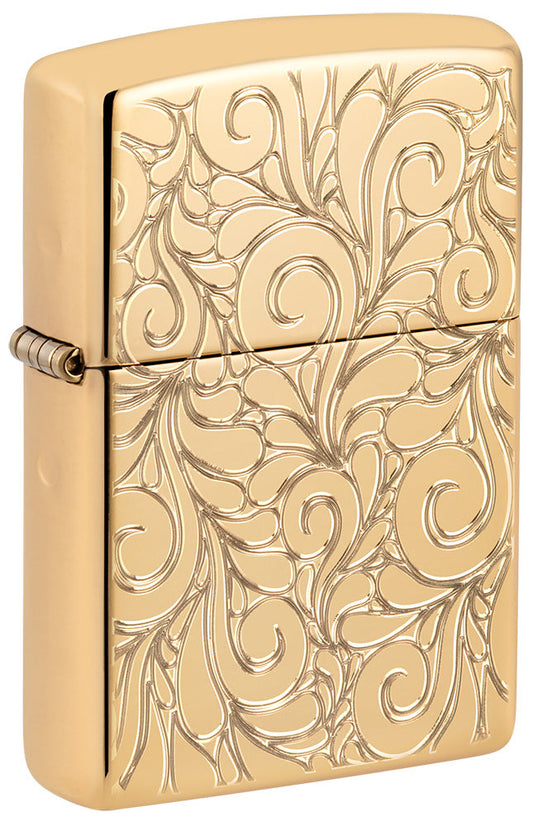 Vista frontal del encendedor Zippo ¾ Angle Armor® de latón altamente pulido con líneas garabateadas profundamente grabadas.