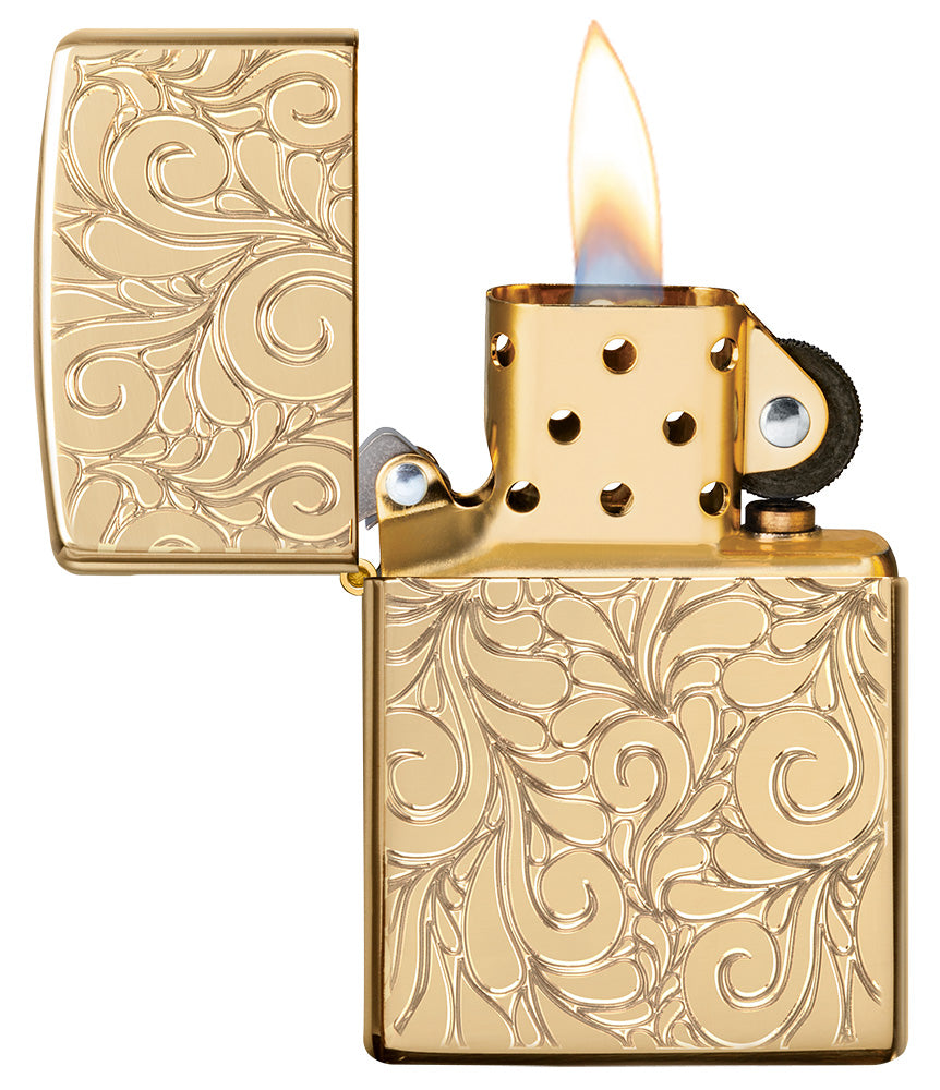 Encendedor Zippo Front View Armor® de latón altamente pulido abierto y encendido con líneas garabateadas profundamente grabadas