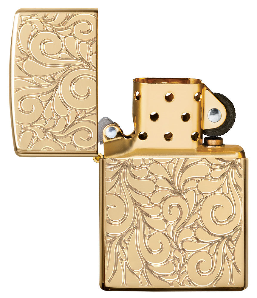 Vista frontal del encendedor Zippo Armor® de latón altamente pulido abierto con líneas garabateadas profundamente grabadas