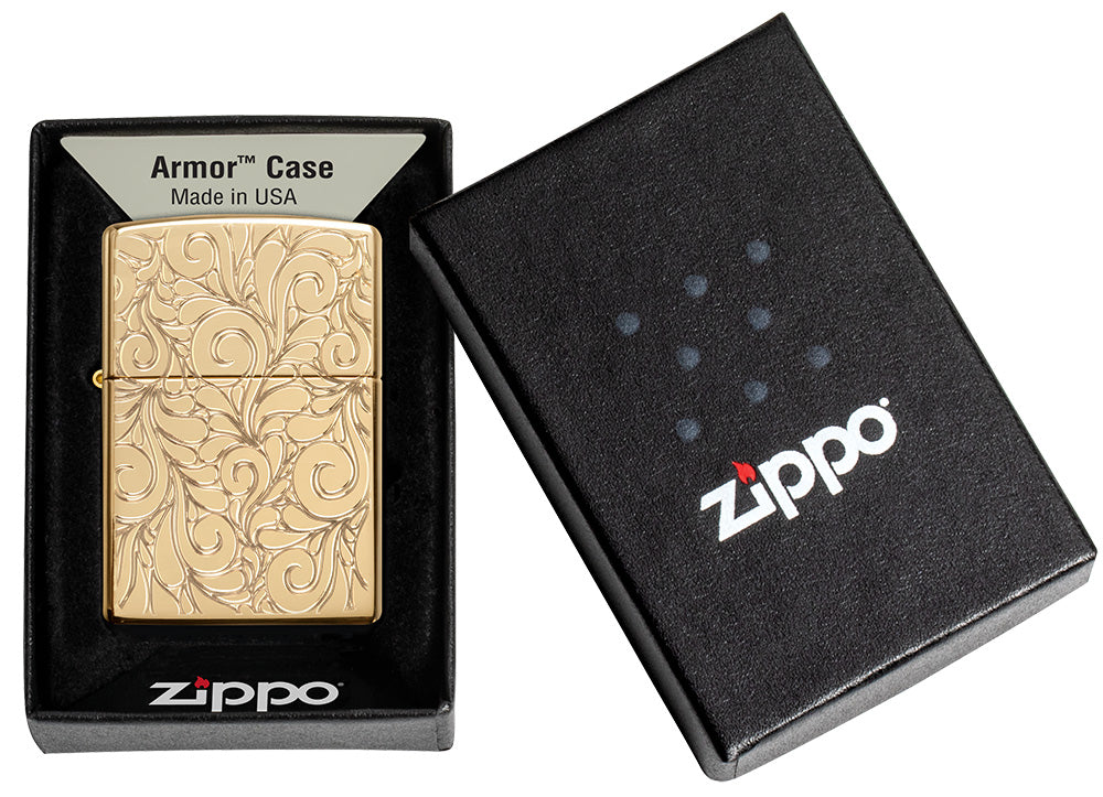 Vista frontal del encendedor Zippo Armor® de latón altamente pulido con líneas garabateadas profundamente grabadas en caja de regalo abierta