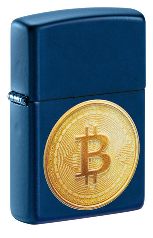 Encendedor Zippo de vista frontal ¾ de ángulo en azul marino con imagen texturizada de un Bitcoin