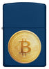 Encendedor Zippo vista frontal en azul marino con imagen texturizada de un Bitcoin