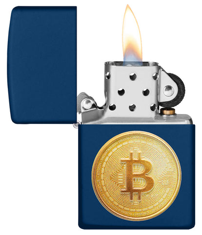 Encendedor Zippo abierto y encendido en azul marino con imagen texturizada de un Bitcoin