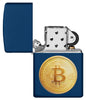 Encendedor Zippo vista frontal abierta en azul marino con la imagen texturizada de un Bitcoin