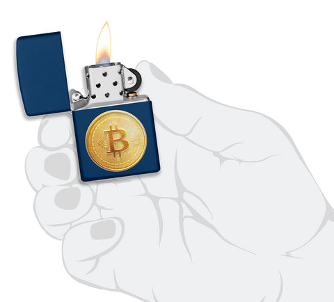 Encendedor Zippo abierto y encendido en azul marino con imagen texturizada de un bitcoin en mano estilizada