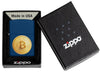 Encendedor Zippo vista frontal en azul marino con imagen texturizada de un Bitcoin en caja abierta