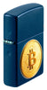 Encendedor Zippo vista lateral ¾ de ángulo en azul marino con imagen texturizada de un Bitcoin