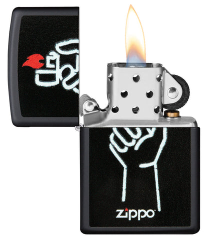 Encendedor Zippo vista frontal negro mate abierto y encendido con la ilustración del encendedor Zippo en una mano y el logotipo de Zippo