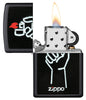 Encendedor Zippo vista frontal negro mate abierto y encendido con la ilustración del encendedor Zippo en una mano y el logotipo de Zippo