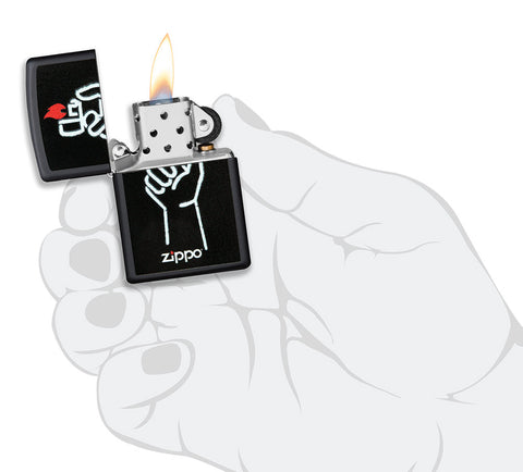 Encendedor Zippo vista frontal negro mate abierto y encendido con la ilustración del encendedor Zippo en una mano y el logotipo de Zippo en la mano estilizada