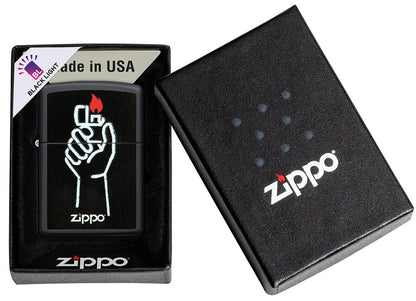 Encendedor Zippo vista frontal negro mate abierto y encendido con imagen de encendedor Zippo en una mano y logotipo Zippo en caja abierta con nota de luz negra