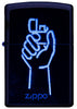 Encendedor Zippo vista nocturna ¾ ángulo negro mate con brillo en la imagen oscura de encendedor Zippo en una mano y el logotipo de Zippo