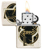 Vista frontal del encendedor Zippo abierto y encendido con aspecto de Mercury Glass blanco con forma jaspeada de oro negro en el centro envuelta por una línea blanca y otra negra