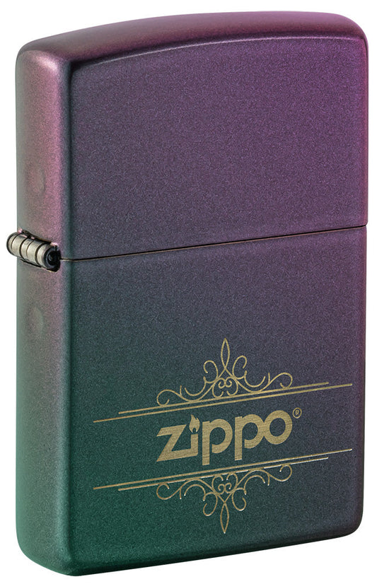 Encendedor Zippo Vista Frontal ¾ Ángulo Iridiscente Mate en Verde Azul Púrpura con Logotipo Zippo Squiggly