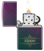 Encendedor Zippo vista frontal mate iridiscente abierto y encendido en verde azul púrpura con el logotipo Zippo Squiggly