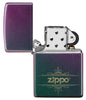 Encendedor Zippo vista frontal mate iridiscente abierto en verde azul púrpura con el logotipo Zippo Squiggly