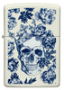 Encendedor Zippo vista frontal brilla en el cráneo oscuro con la corona rodeada de flores azules