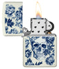 Encendedor Zippo que brilla en la oscuridad Cráneo con corona rodeado de flores azules Abierto con llama