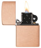 Encendedor Zippo modelo básico en cobre macizo cepillado e inserto negro abierto con llama