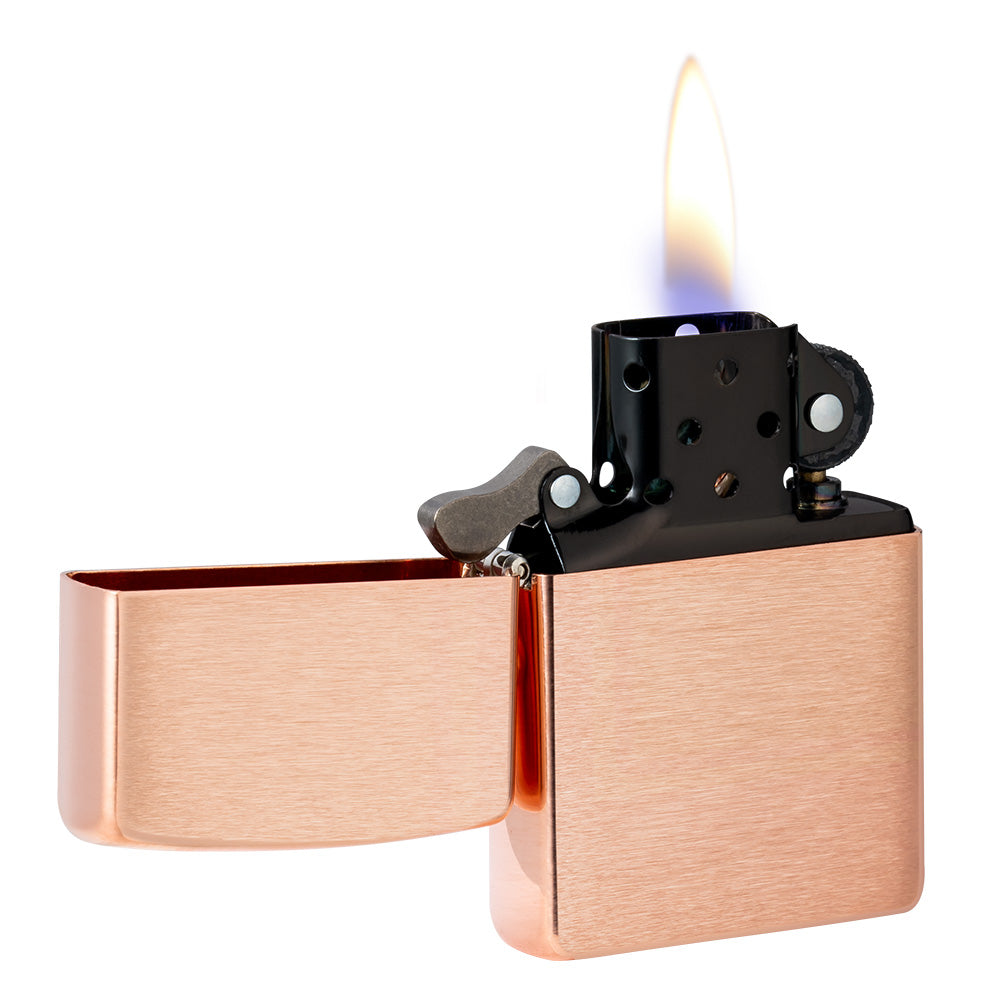 Encendedor Zippo Vista Frontal Modelo Básico en Cobre Sólido Cepillado e Inserto Negro Abierto con Llama