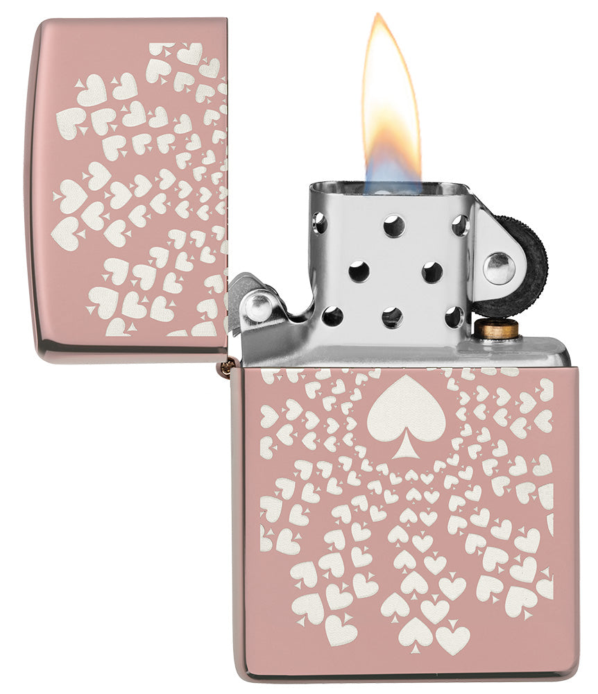 Encendedor Zippo Oro Rosa de alto brillo con muchos ases circulares sobre fondo cromado abierto con llama