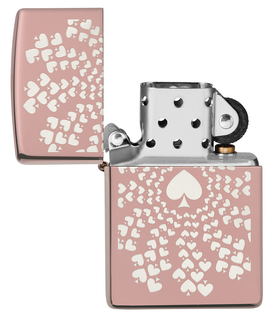Encendedor Zippo de alto brillo en oro rosa con muchos ases circulares sobre fondo cromado abierto sin llama