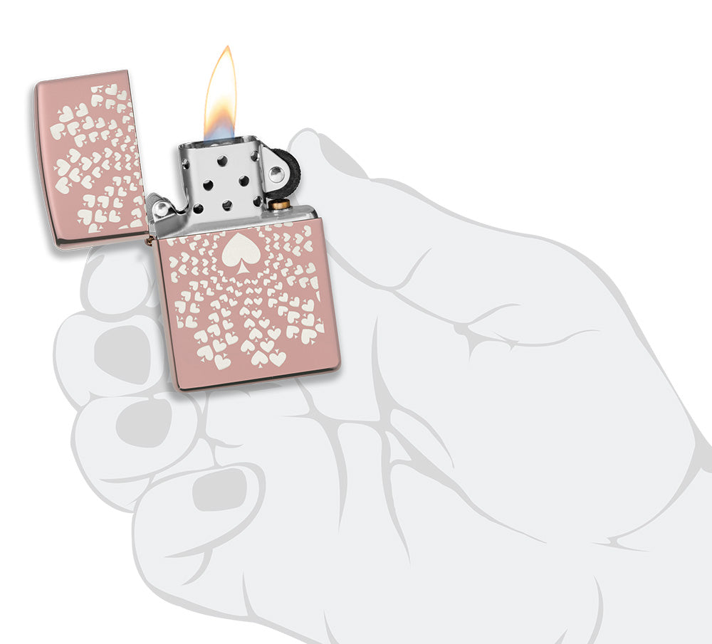 Encendedor Zippo oro rosa de alto brillo con muchos ases circulares sobre fondo cromado abierto con llama en mano estilizada