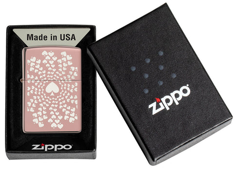 Encendedor Zippo oro rosa de alto brillo con muchos ases circulares sobre fondo cromado en caja de regalo abierta
