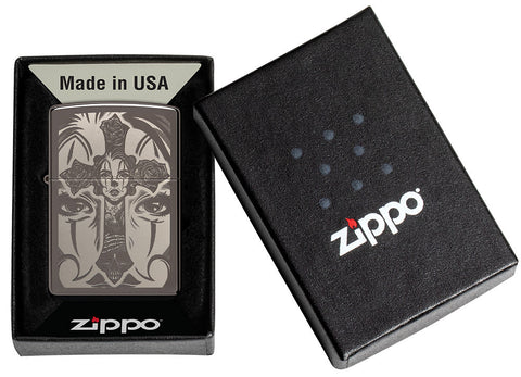 Zippo Feuerzeug Fotoabbildung mit Kreuz verziert mit Totenschädel und Rosen in offener schwarzer Dose