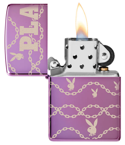 Zippo Feuerzeug hochglänzend lila mit umhüllenden Playboybunny und schwingenden Kettengliedern geöffnet mit Flamme