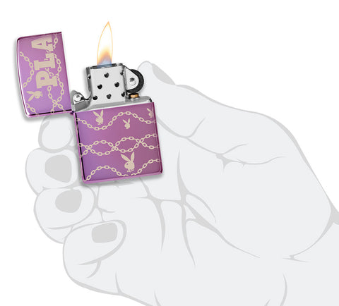 Zippo Feuerzeug hochglänzend lila mit umhüllenden Playboybunny und schwingenden Kettengliedern geöffnet mit Flamme in stilisierter Hand