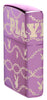 Zippo Feuerzeug Seitenansicht vorne ¾ Winkel hochglänzend lila mit umhüllenden Playboybunny und schwingenden Kettengliedern