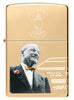 Vista frontal del encendedor Zippo Founder's Day 2023 storm, encendedor dorado, grabado Zippo en la parte inferior derecha, foto del diseñador en blanco y negro.