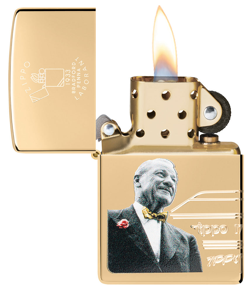 Vista frontal del encendedor abierto Zippo Fourder's day 2023 storm, con llama