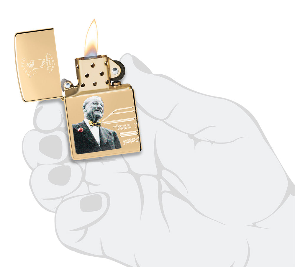 Encendedor Zippo Fourder's day 2023 storm en una mano para representar el tamaño del encendedor